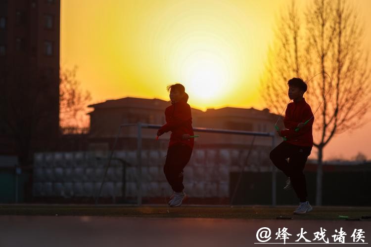 河北内丘：绳舞飞扬 快乐成长